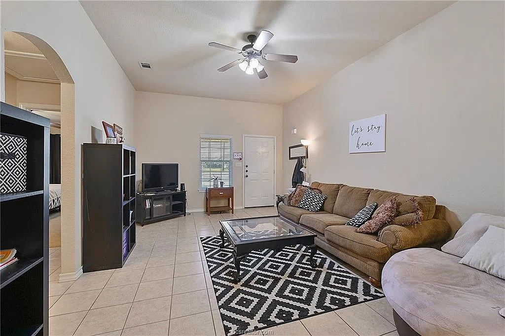 3 bed, 1323 sqft, $1,900 — Photo 4