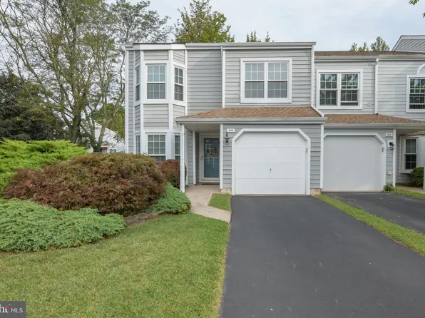 215 Rumford Ct, Newtown, PA 18940