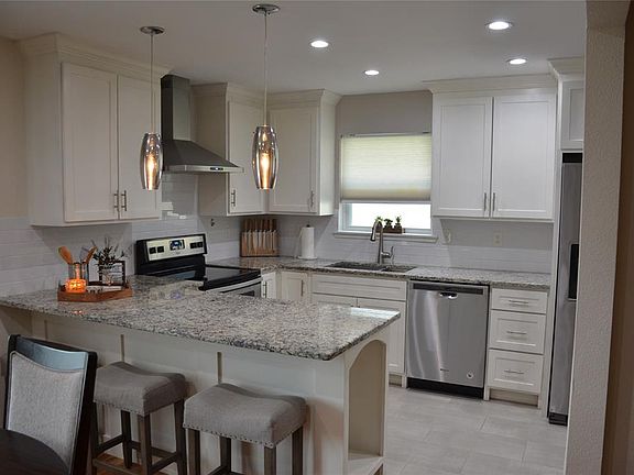 3rd image of 11521 Dumbarton Dr