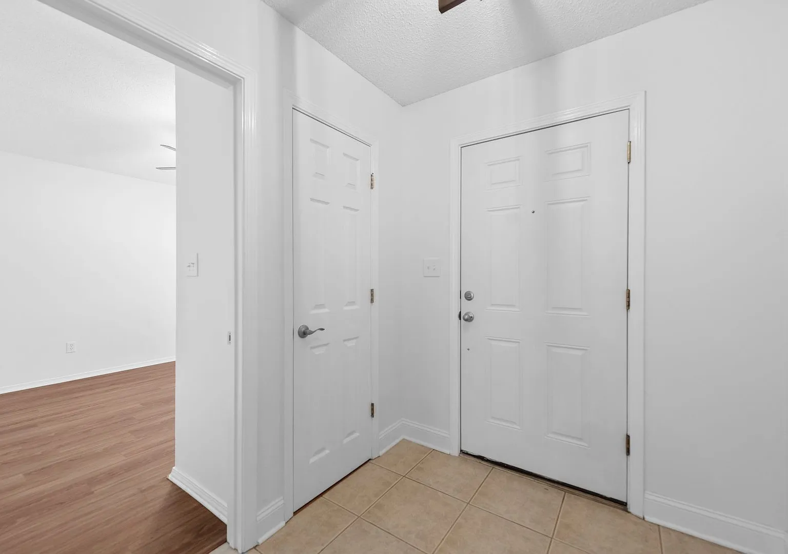 Charming 3-Bedroom Home with Fenced Yard & Screened Patio 6-Month Lease! — Photo 4