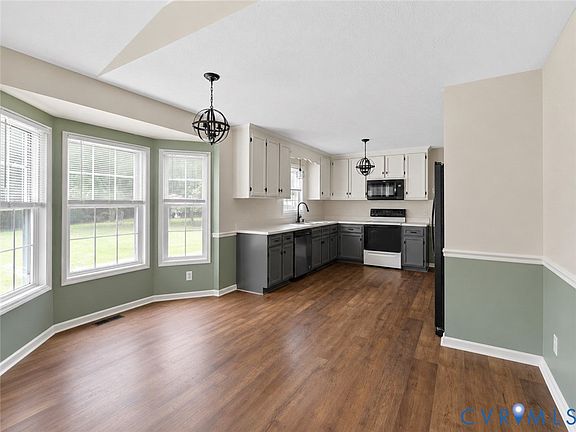 5th image of 64 Edwards Ct