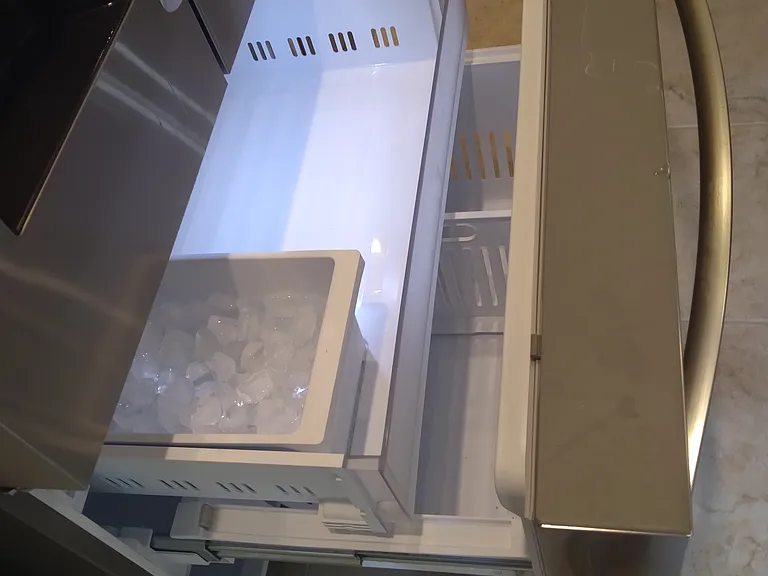 Double drawer freezer with icemaker