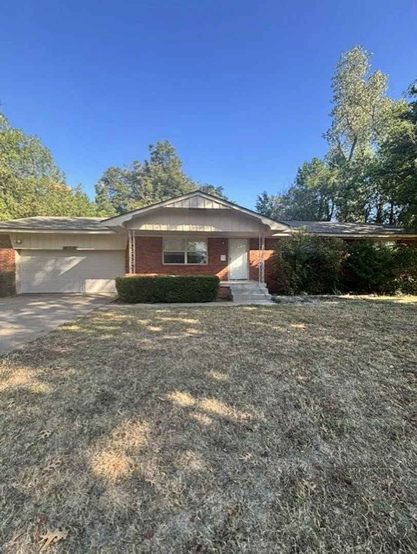 Must see 3 bed, 2 bath home in Central Norman — Photo 2