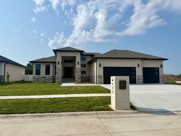 608 E 23rd St, Hastings, NE 68901