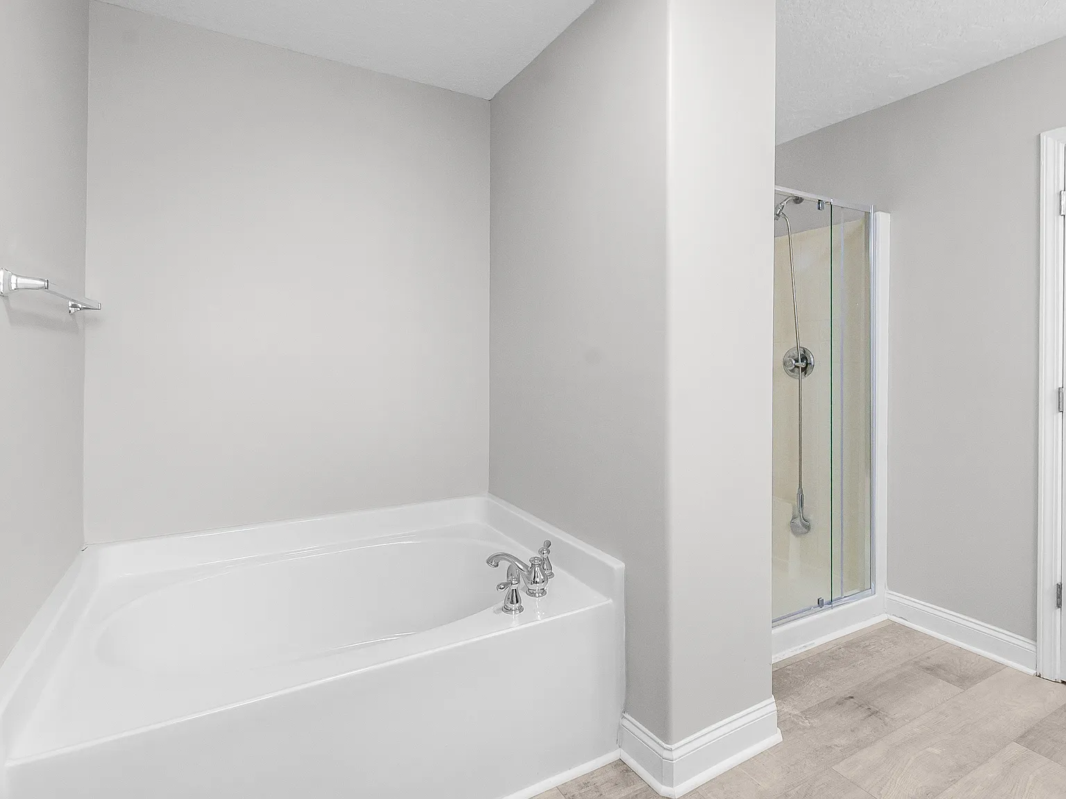 4 bed, 2012 sqft, $2,450 — Photo 3