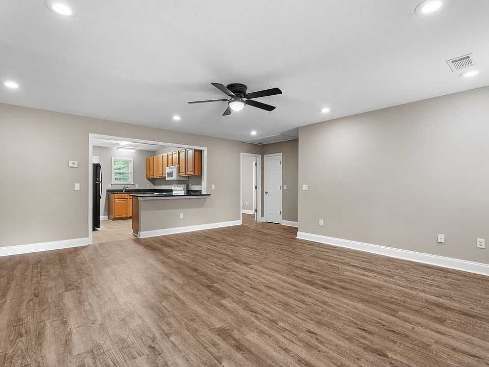 1st image of 223B Vista Cir