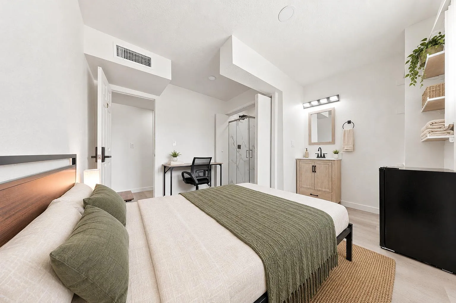 4 bed, 10.0 bath, 2800 sqft, $1,243 — Photo 3