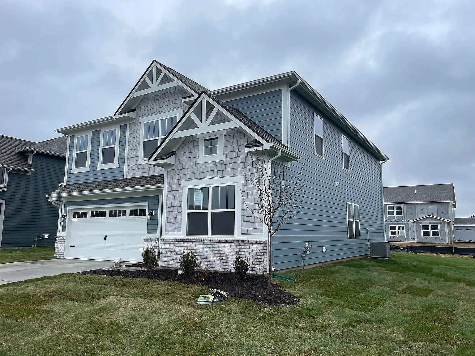 5 bed, 2738 sqft, $2,950 — Photo 2