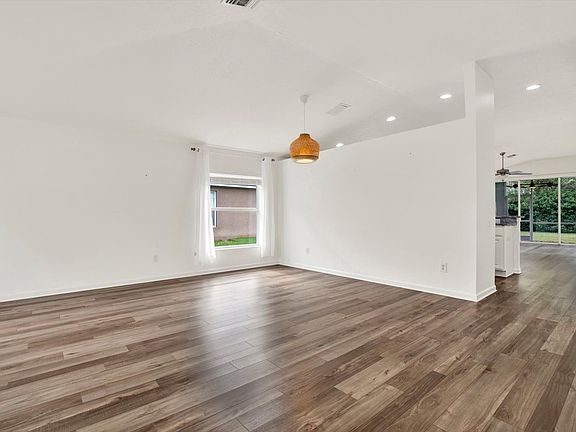 4th image of 5809 100th Ave E
