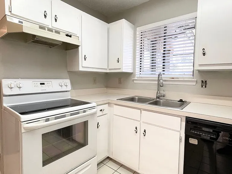 429 S 4th St — Photo 18