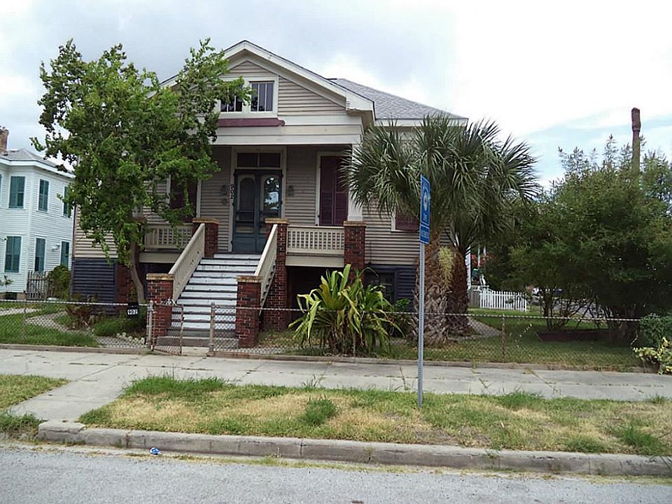 1st image of 902 Winnie St