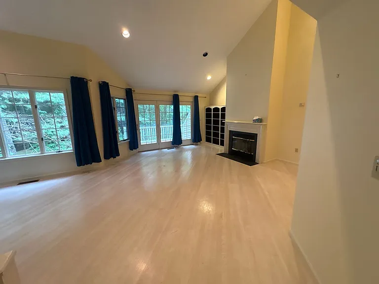 401 Browning Ln — Photo 11