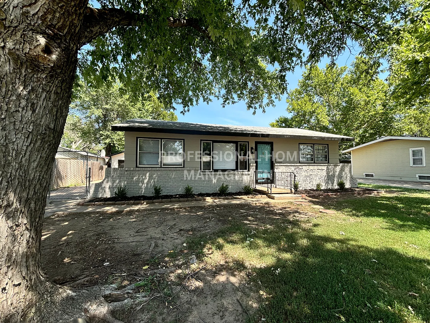 Beautiful 3 Bedroom 1 Bath home with a 4+ Car Garage! — Photo 1