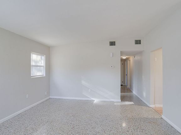 5th image of 434 E Esther St