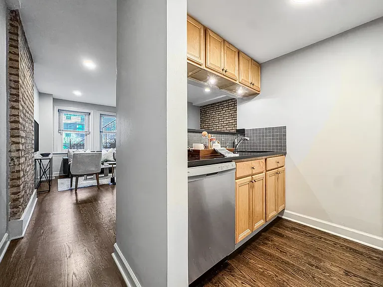 347 W Belden Ave #1 — Photo 4