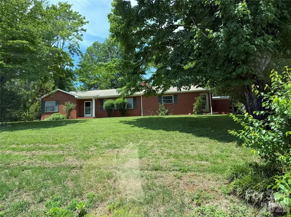 901 Ridgecrest Dr NE, Lenoir, NC 28645