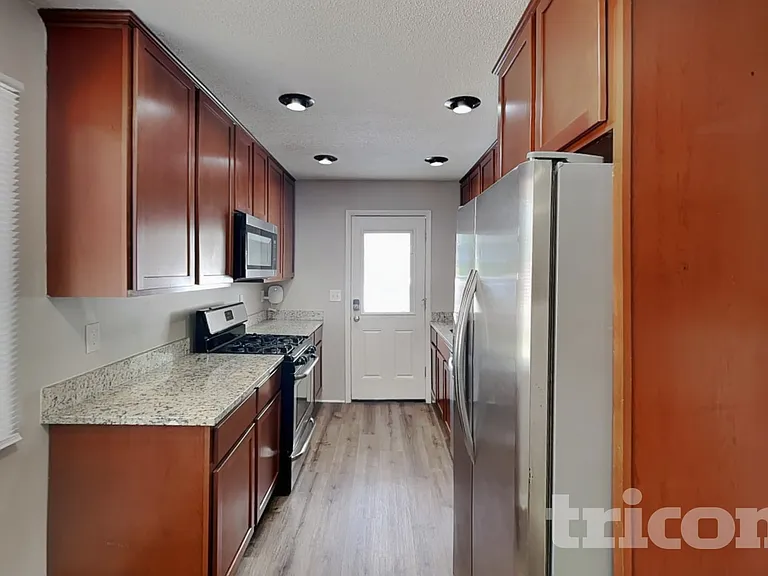1572 Pullman Ave — Photo 6
