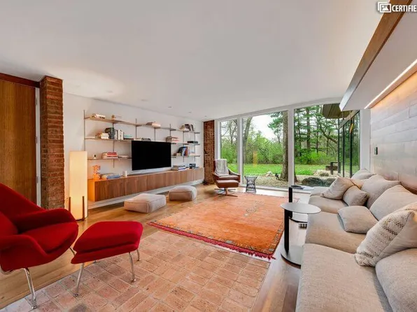 (undisclosed Address), Barrington, IL 60010