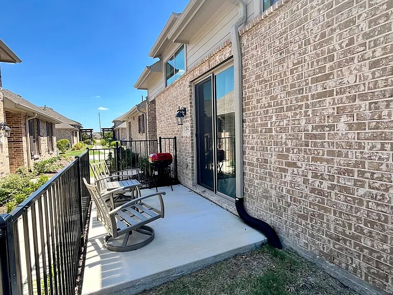 2621 Chablis Dr — Photo 3