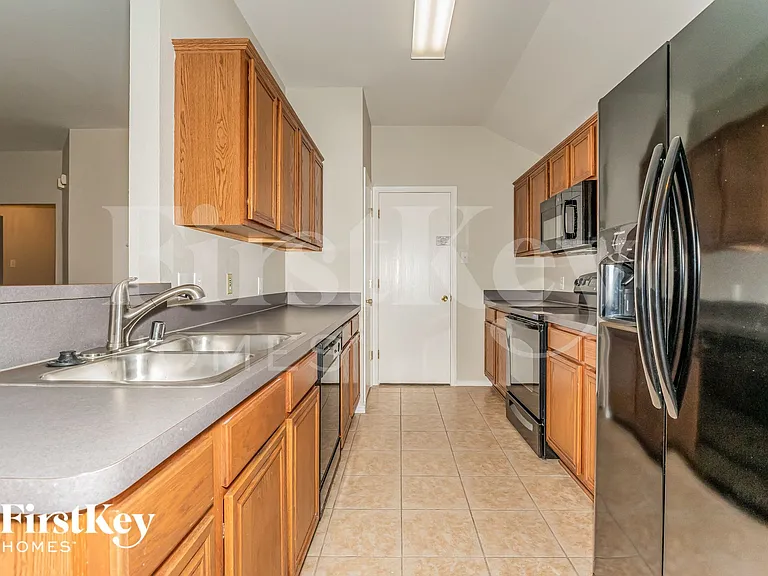 207 Amherst Dr — Photo 6