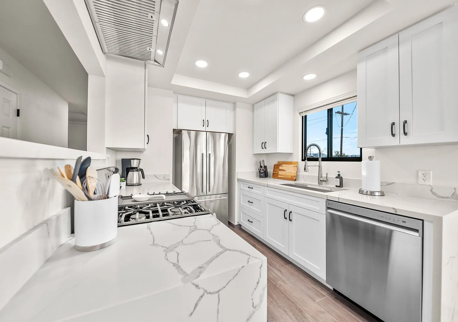 Fully Furnished 3 bedroom home where elegance meets cozy! — Photo 3