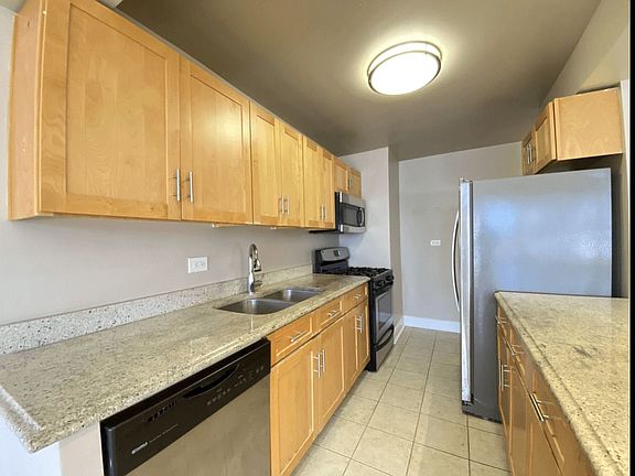 4th image of 310 Greenwich St APT 18F