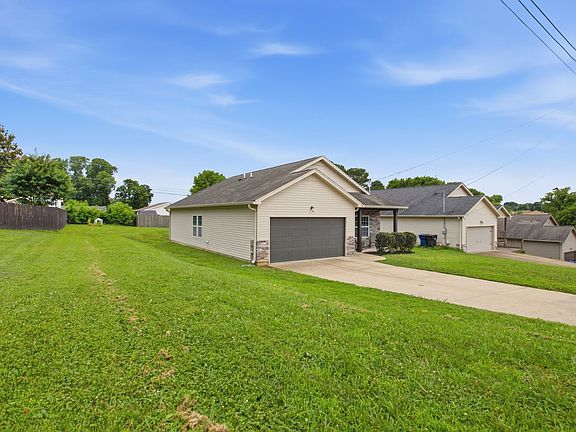 3rd image of 216 Woodsong Ln