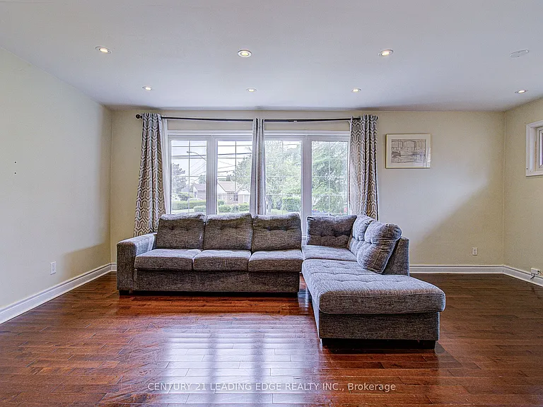 124 Haileybury Dr — Photo 9