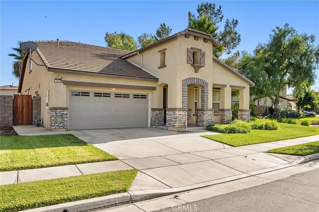 4 bed, 3.5 bath, 2575 sqft, $3,300 — Photo 2