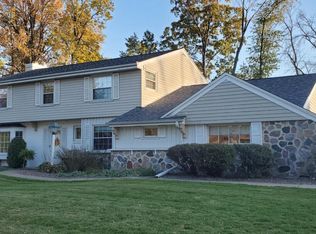 129 W Fox Dale Rd, Glendale, WI 53217