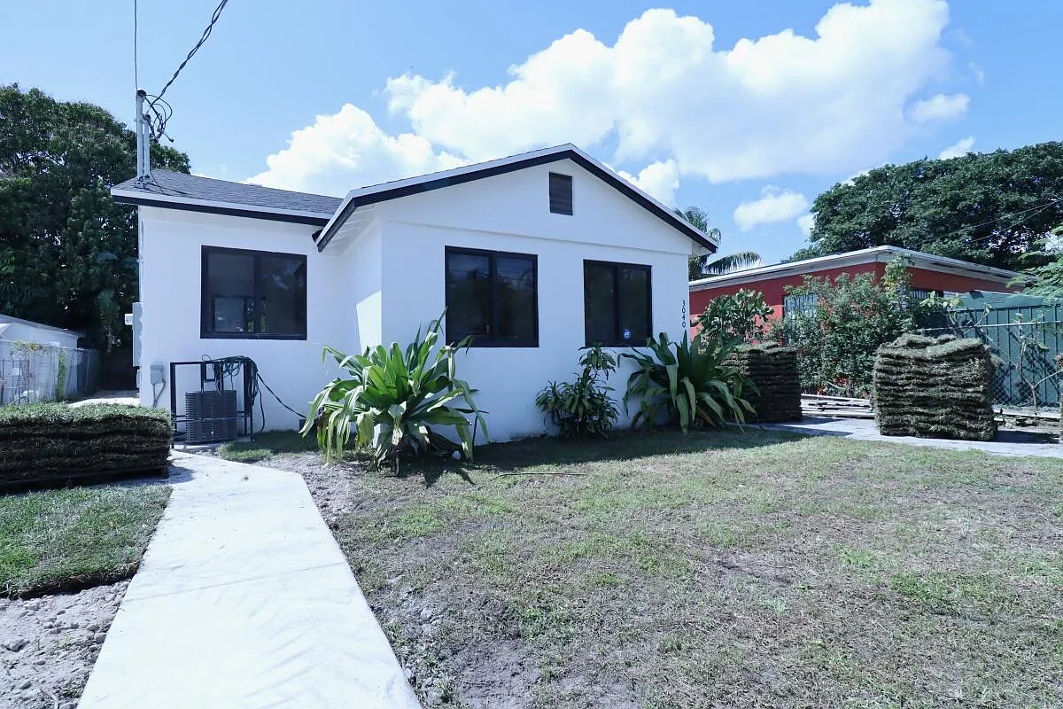 3 bed, 1.0 bath, 1366 sqft, $2,750 — Photo 1