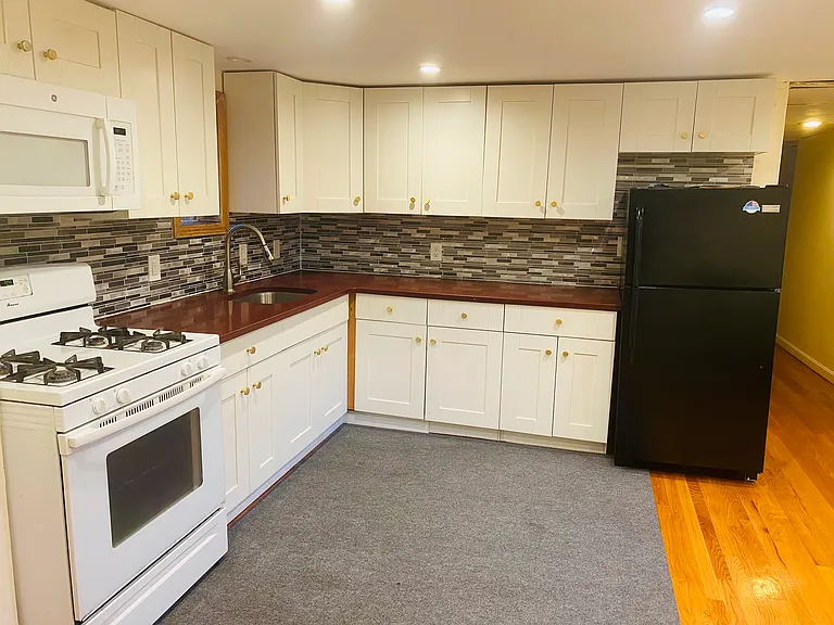 18 Crescent St #1 — Photo 1