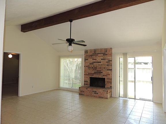 Living room/Fireplace
