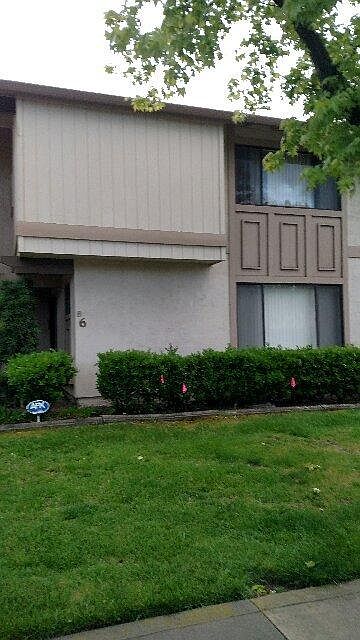 1st image of 6 W Yorkshire Dr