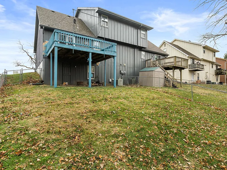 910 E Summit St — Photo 41