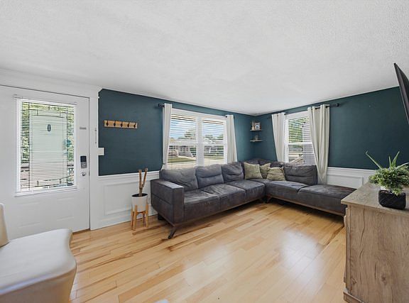 3rd image of 1409 Frederick St