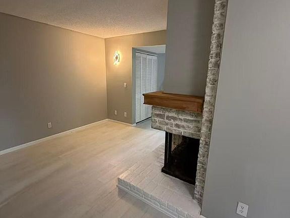 4th image of 306 W Eagle Lake Dr