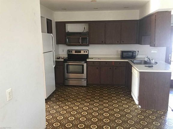 3rd image of 30260 Firwood Dr