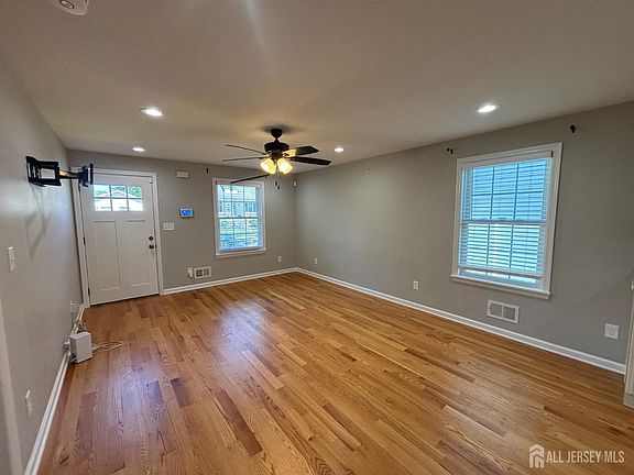 5th image of 800 Drake Ave