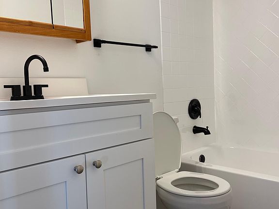 4th image of 4161 Williamsburg Ct #201