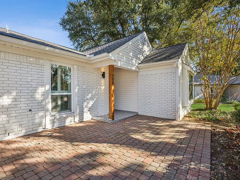 849 N Riverside Dr — Photo 25