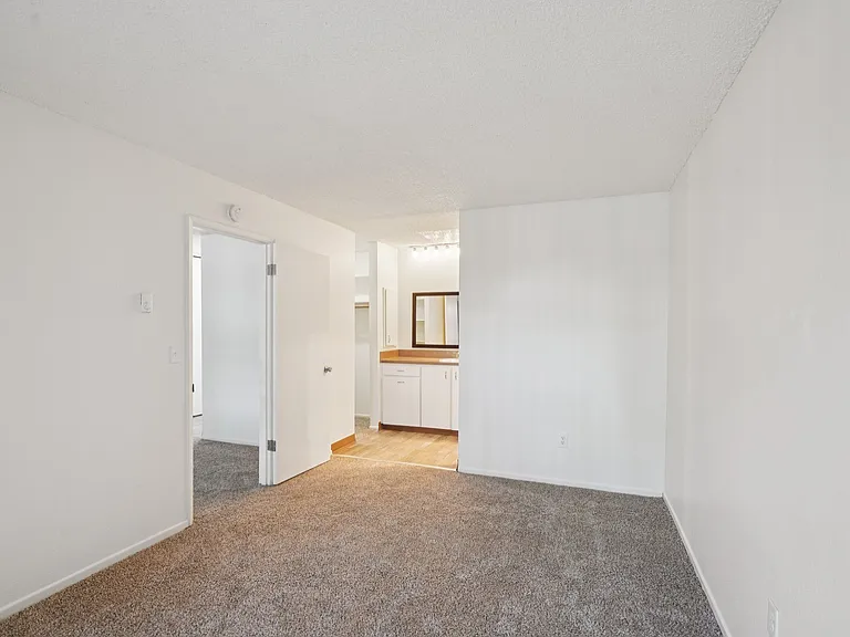 Georgetown Manor Apartments — Photo 16