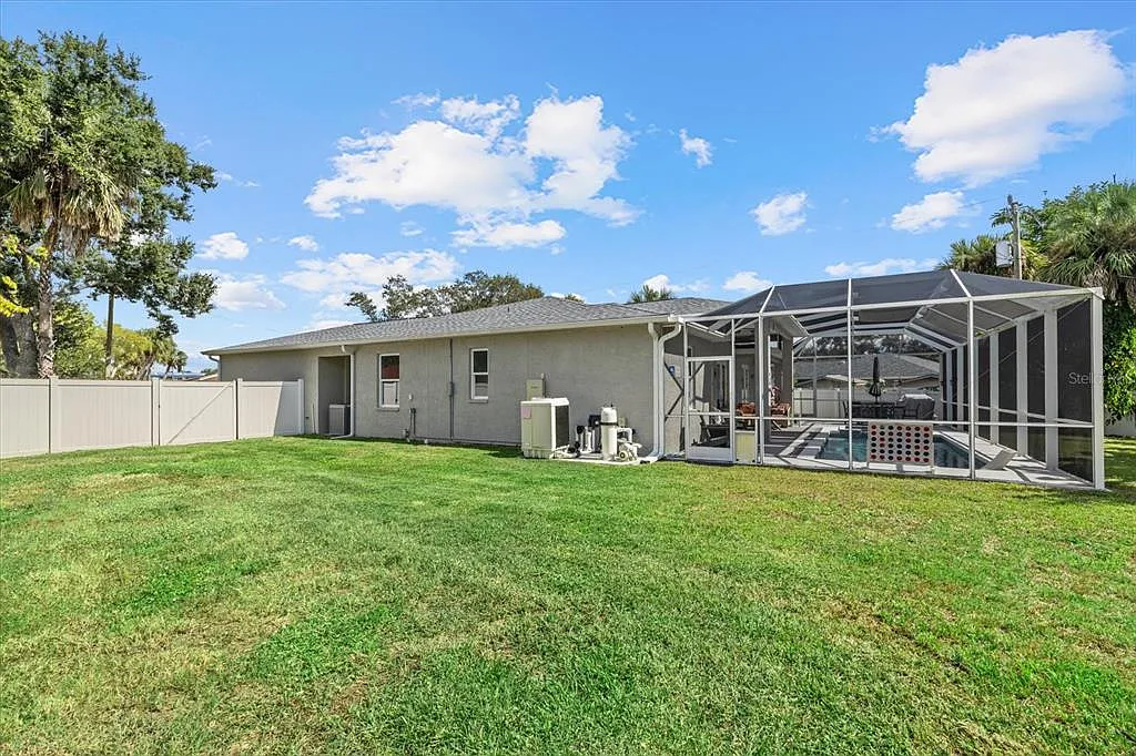 3 bed, 2.0 bath, 1759 sqft, $5,000 — Photo 3