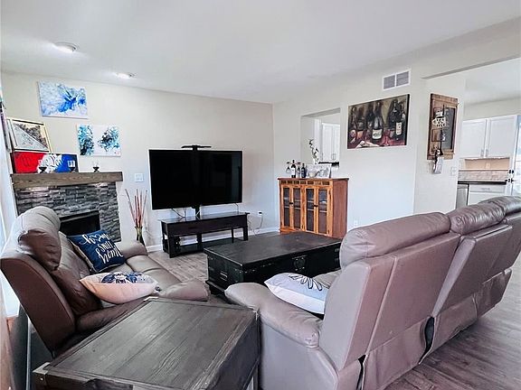 2nd image of 2221 Ance St