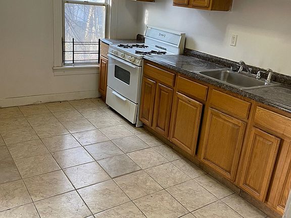 3rd image of 107 Oak St Floor 2