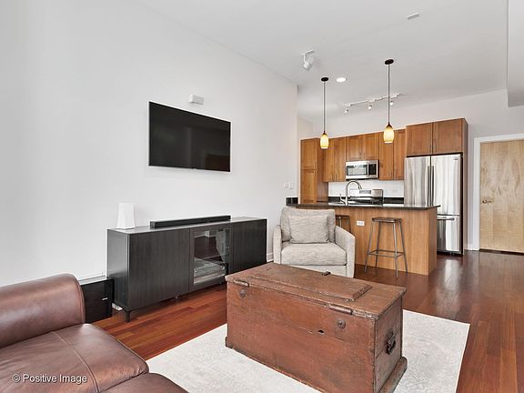 3rd image of 1316 N Oakley Blvd #2