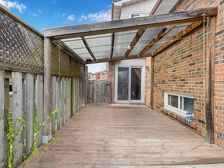 32 Lady Stewart Blvd — Photo 21