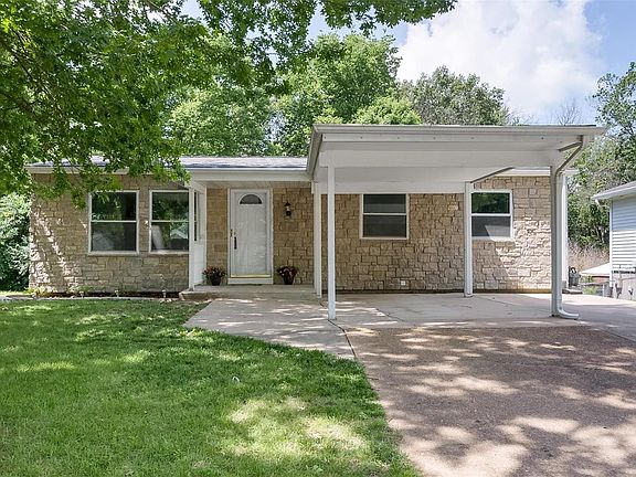 Stone exterior/Vinyl siding accents this 3 bedrooms, 2 bath Ranch backing to woods with a finished lower level.