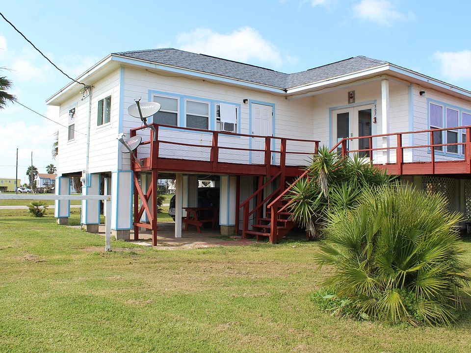 Welcome home!
2 bedroom, 2 baths.
Large Lot. Parking underneath.