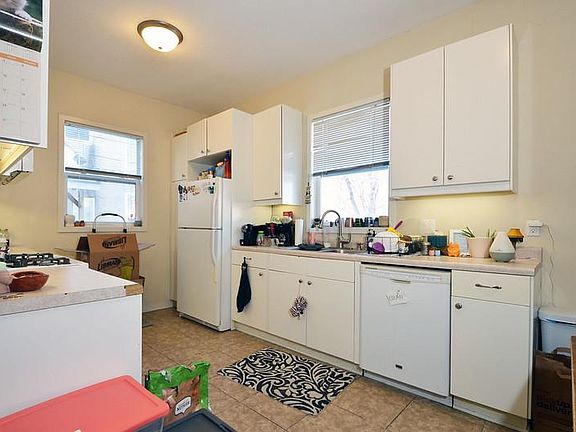 2nd image of 877 Snelling Ave N APT 1